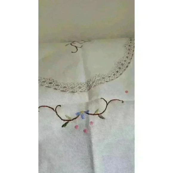 Embroidered/Crochet Battenburg Table Runner - Picture 6 of 8